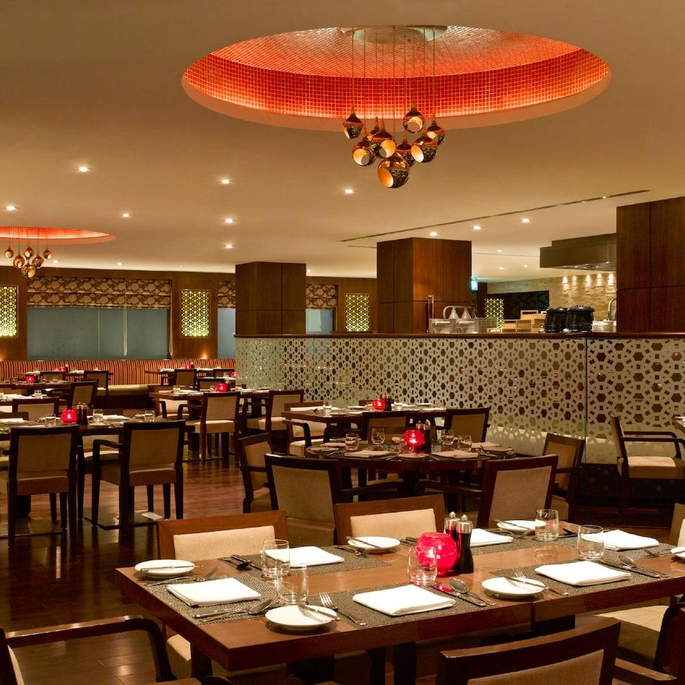 Hilton Garden Inn New Delhi/Saket Bagian luar foto