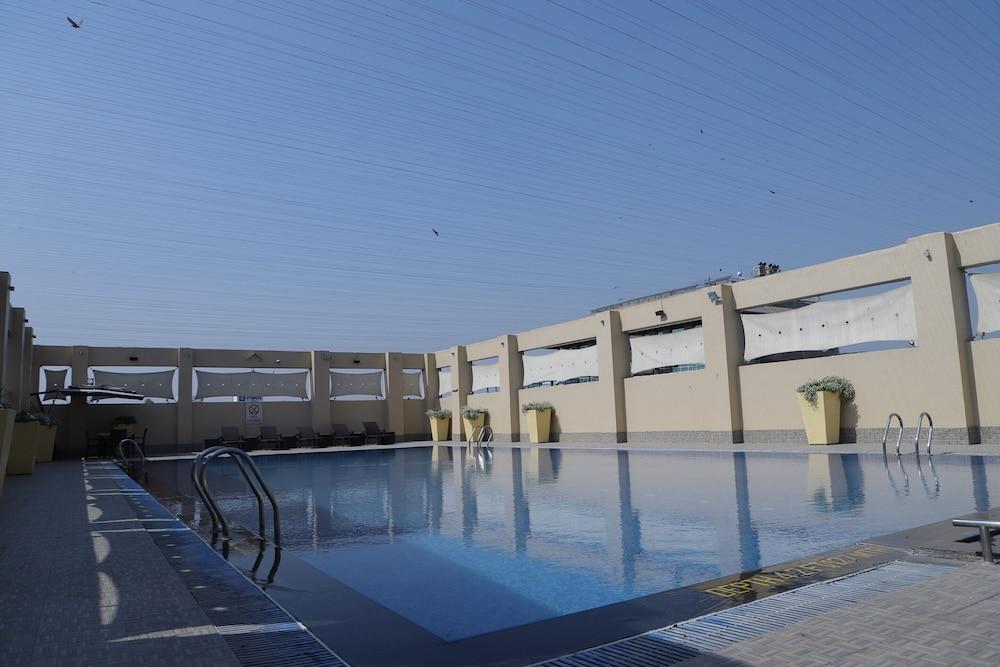 Hilton Garden Inn New Delhi/Saket Bagian luar foto