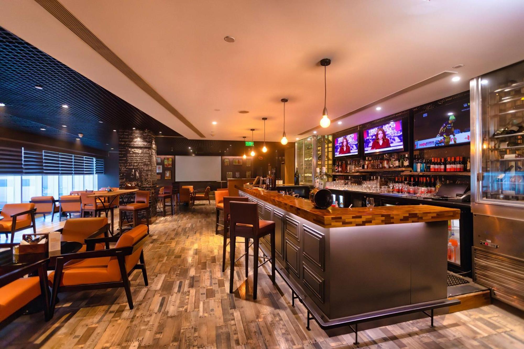Hilton Garden Inn New Delhi/Saket Bagian luar foto