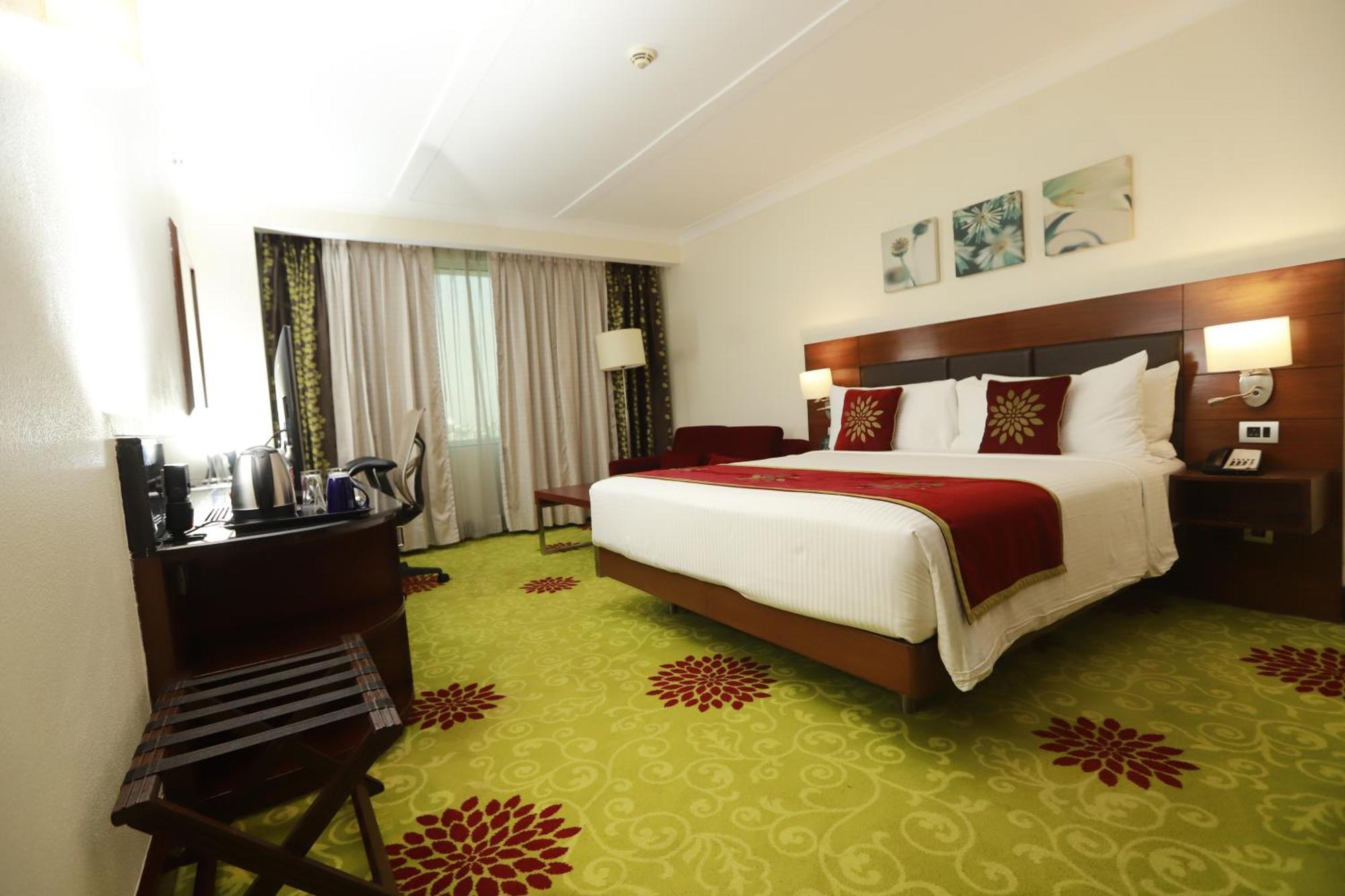 Hilton Garden Inn New Delhi/Saket Bagian luar foto