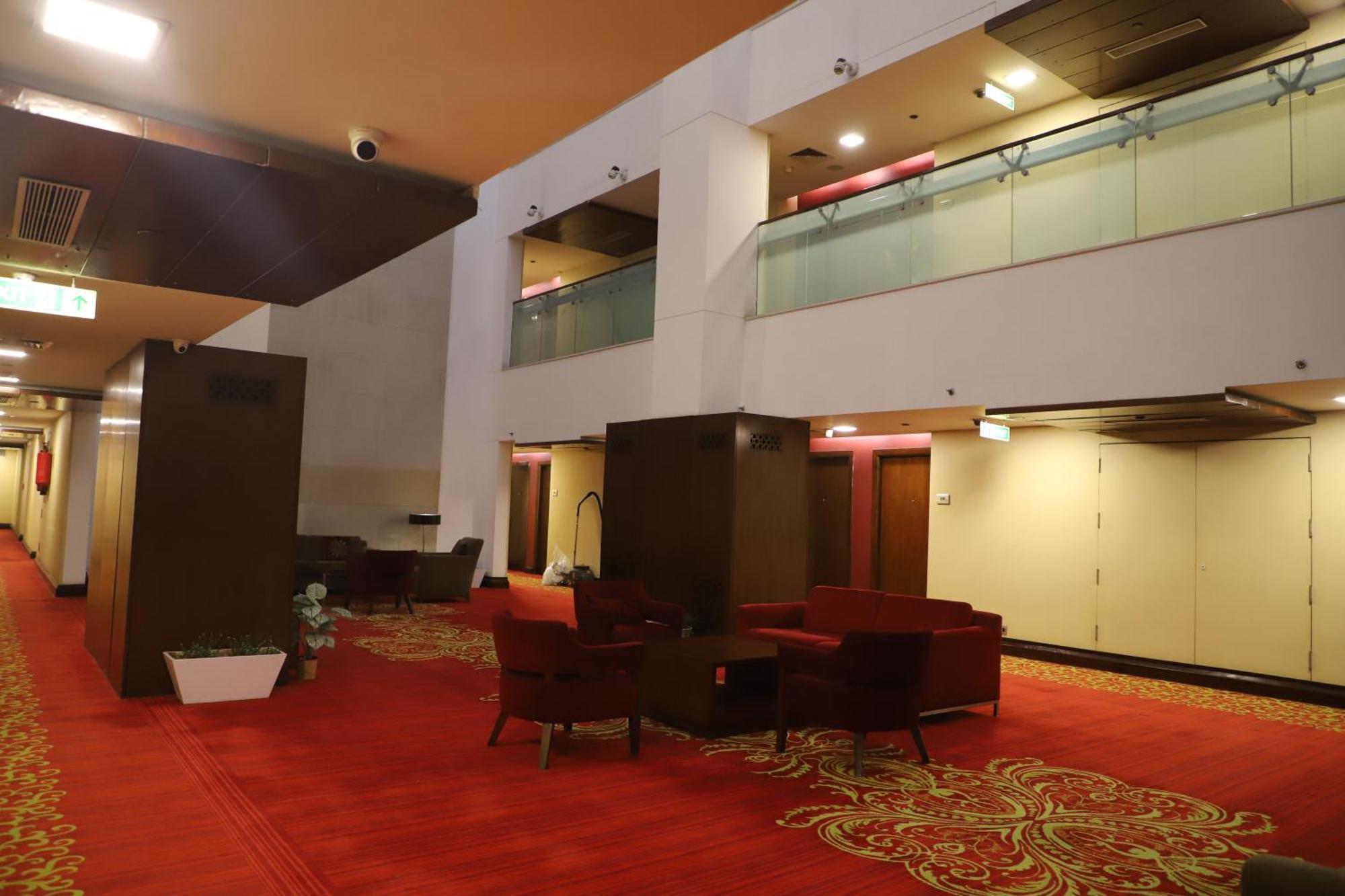 Hilton Garden Inn New Delhi/Saket Bagian luar foto