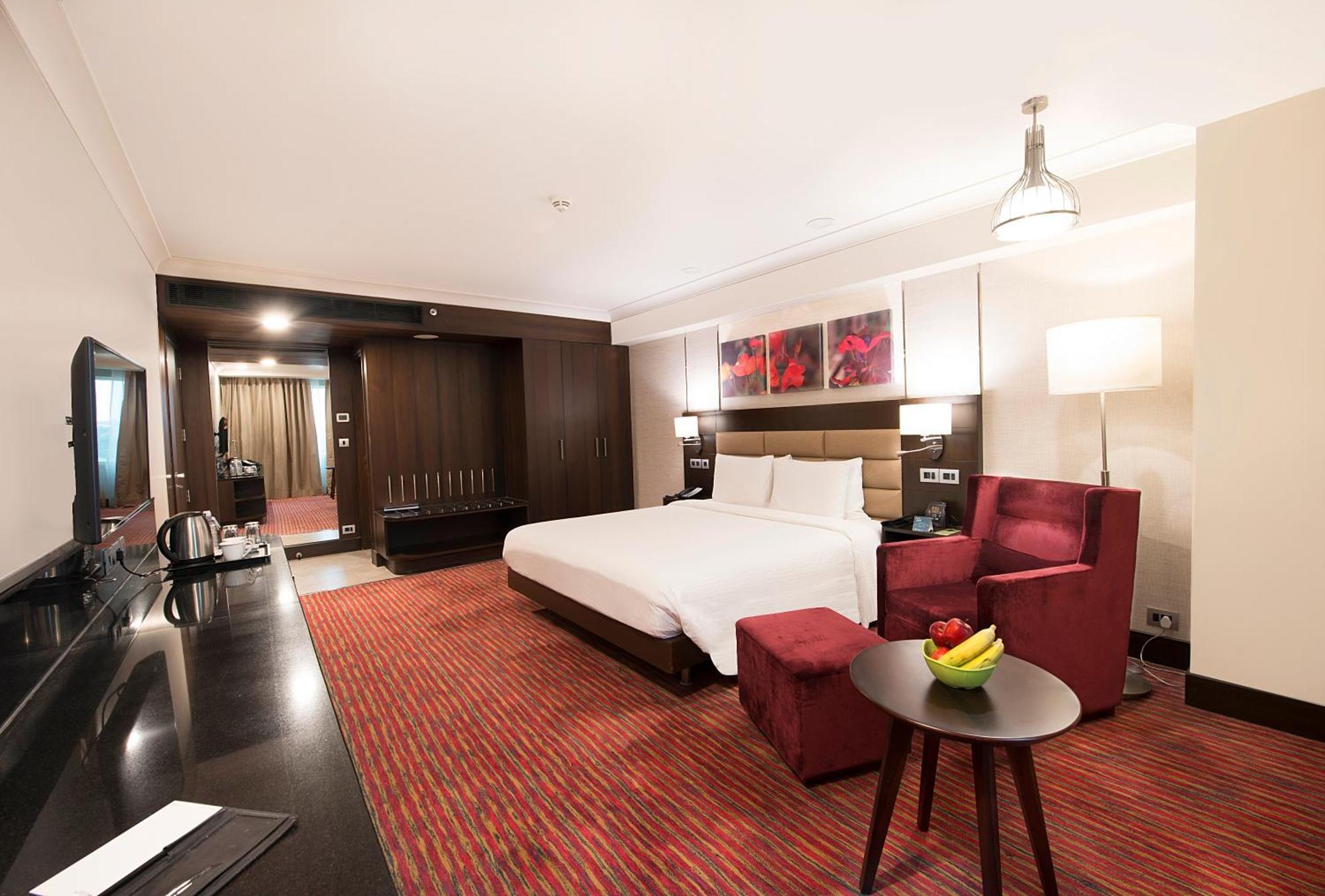Hilton Garden Inn New Delhi/Saket Bagian luar foto