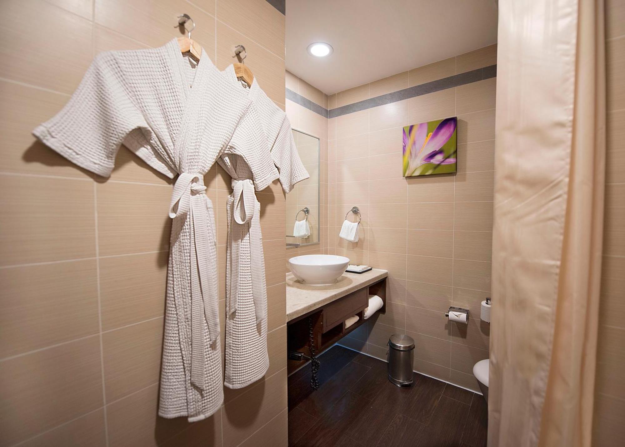Hilton Garden Inn New Delhi/Saket Bagian luar foto