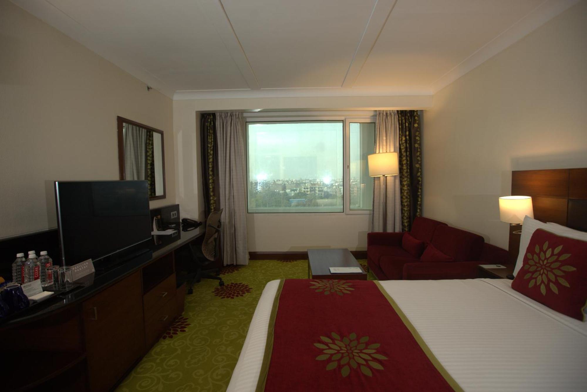 Hilton Garden Inn New Delhi/Saket Bagian luar foto