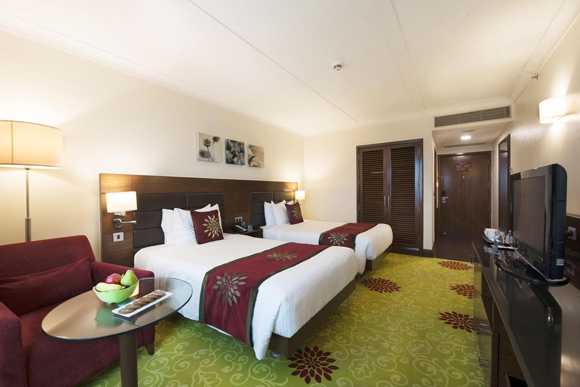 Hilton Garden Inn New Delhi/Saket Bagian luar foto