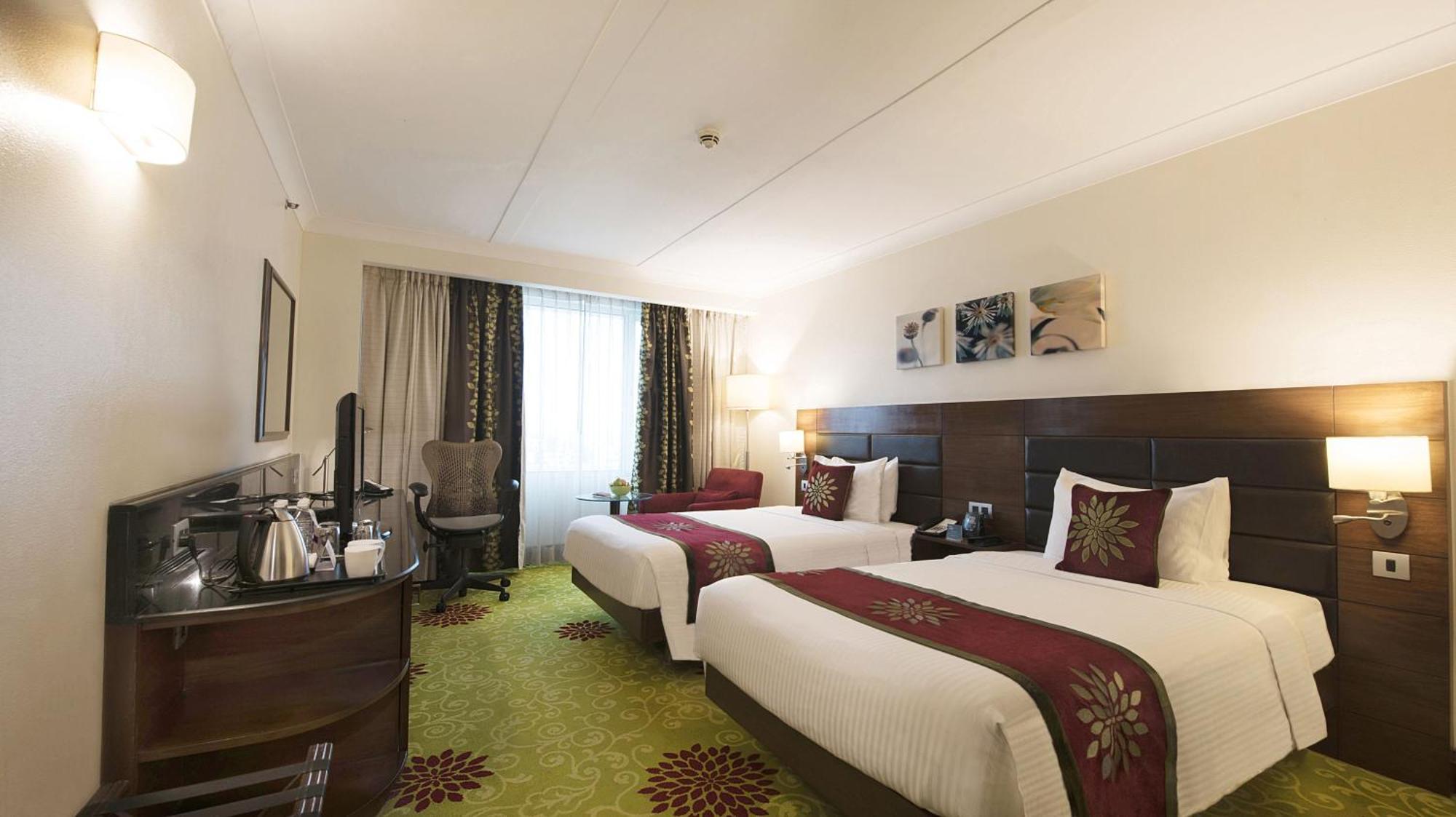 Hilton Garden Inn New Delhi/Saket Bagian luar foto