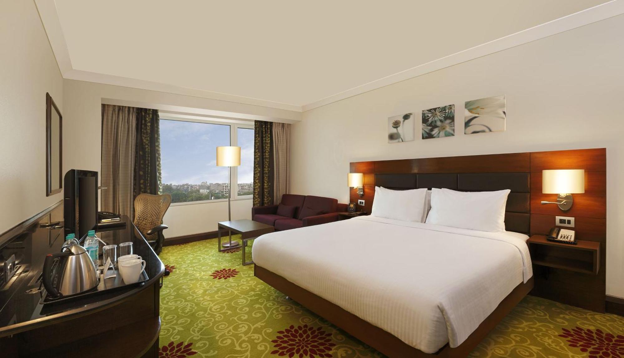 Hilton Garden Inn New Delhi/Saket Bagian luar foto