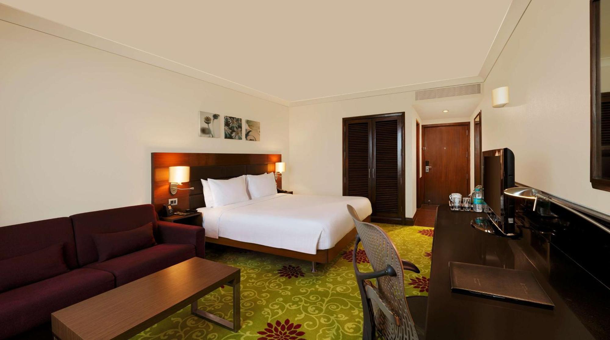 Hilton Garden Inn New Delhi/Saket Bagian luar foto
