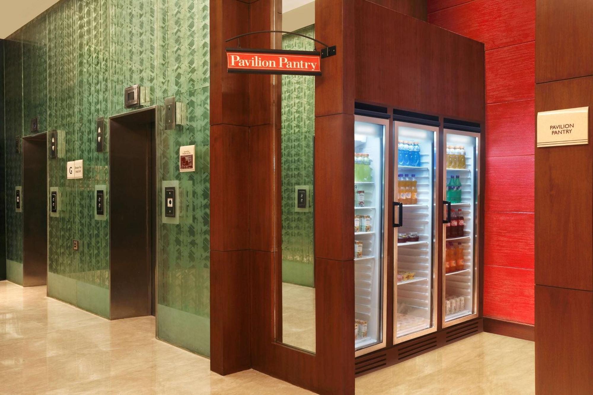 Hilton Garden Inn New Delhi/Saket Bagian luar foto