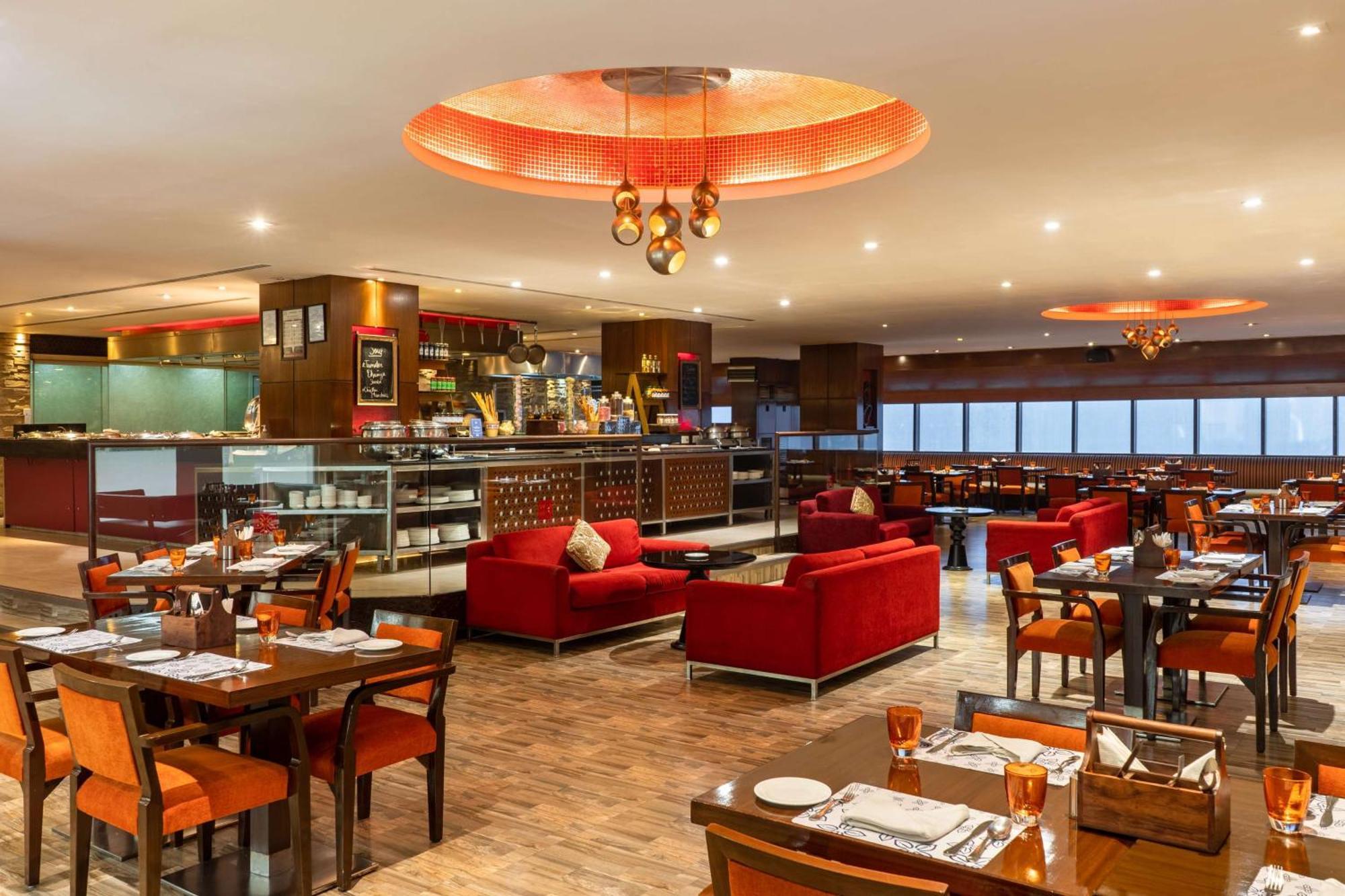 Hilton Garden Inn New Delhi/Saket Bagian luar foto