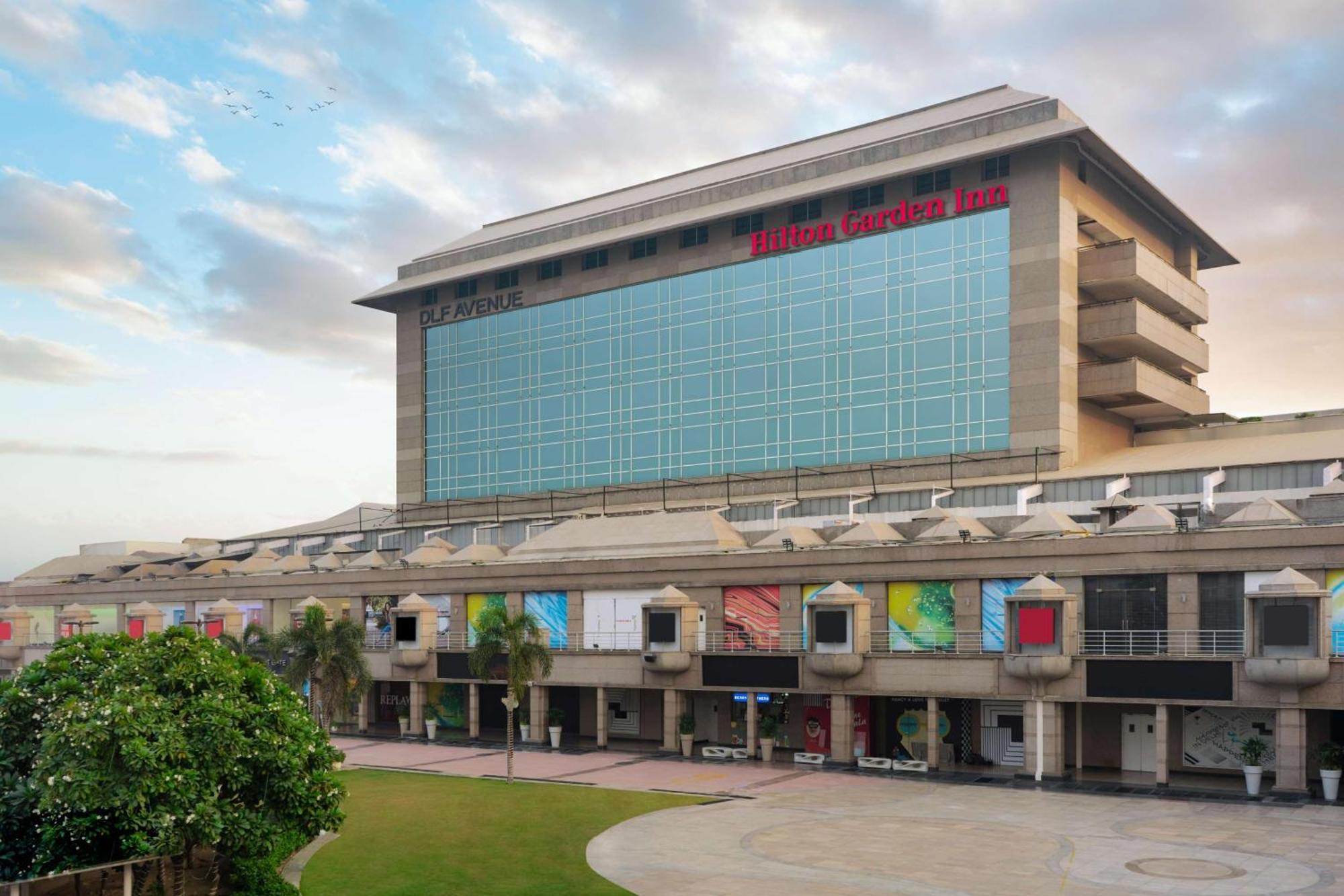 Hilton Garden Inn New Delhi/Saket Bagian luar foto