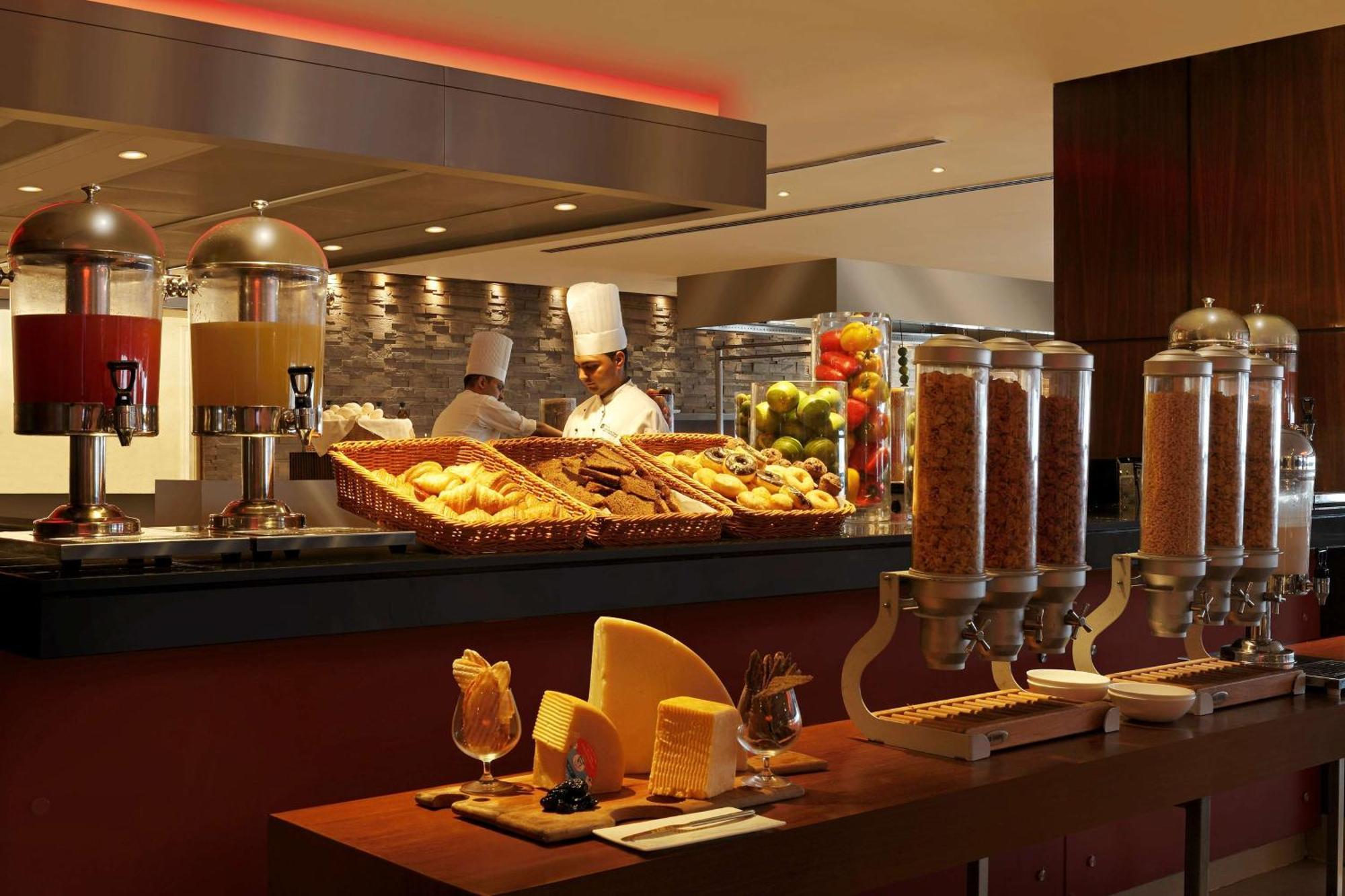 Hilton Garden Inn New Delhi/Saket Bagian luar foto