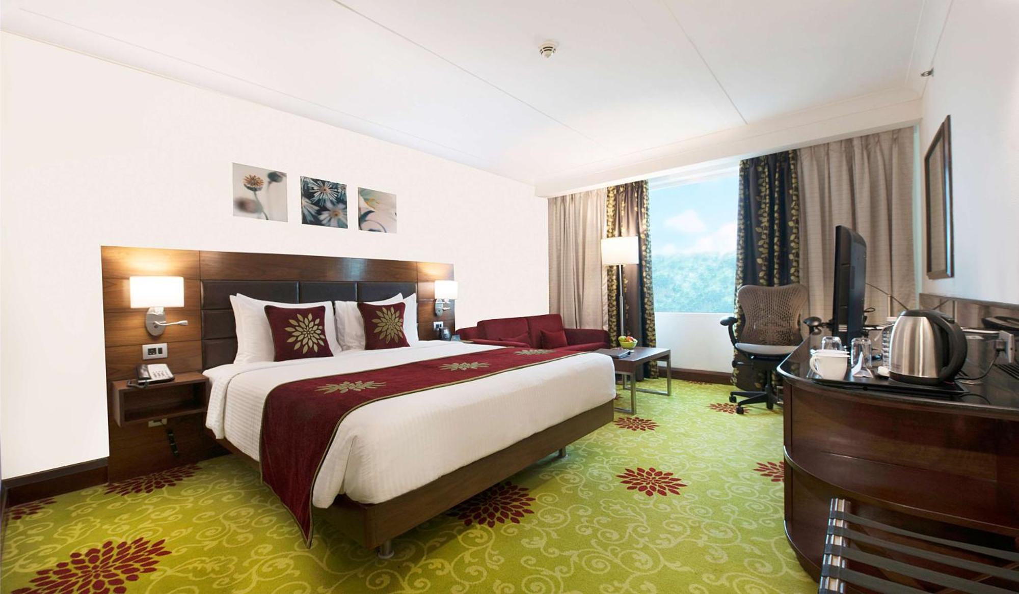 Hilton Garden Inn New Delhi/Saket Bagian luar foto