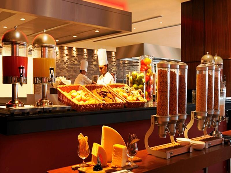 Hilton Garden Inn New Delhi/Saket Bagian luar foto