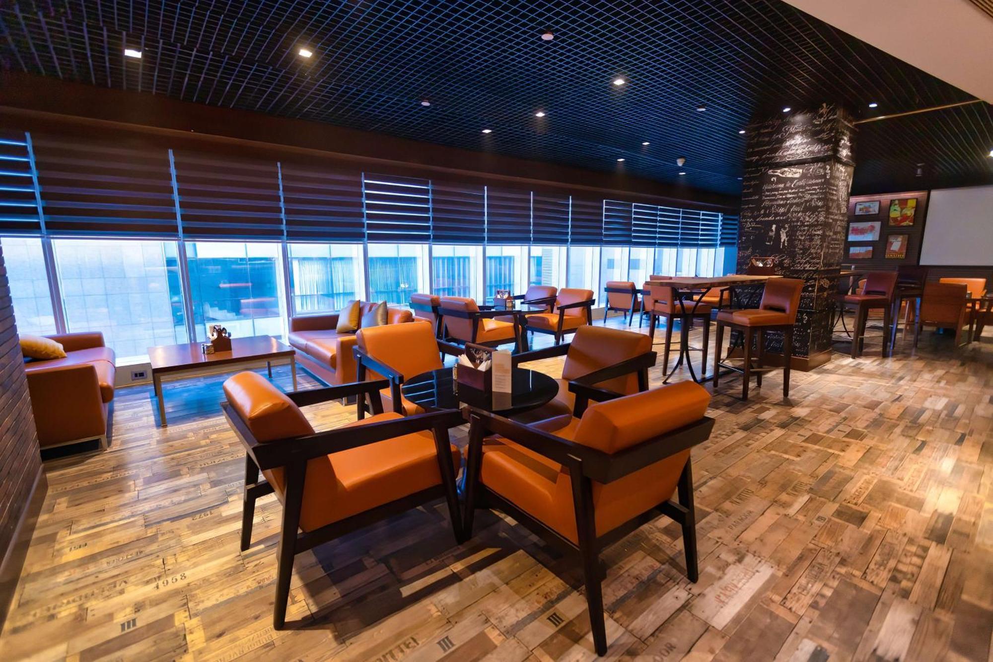 Hilton Garden Inn New Delhi/Saket Bagian luar foto