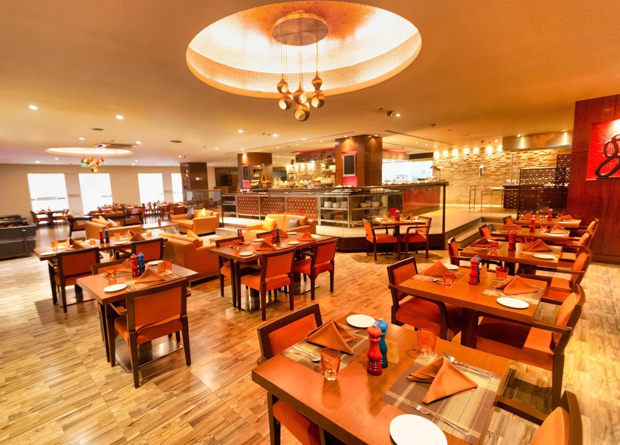 Hilton Garden Inn New Delhi/Saket Bagian luar foto