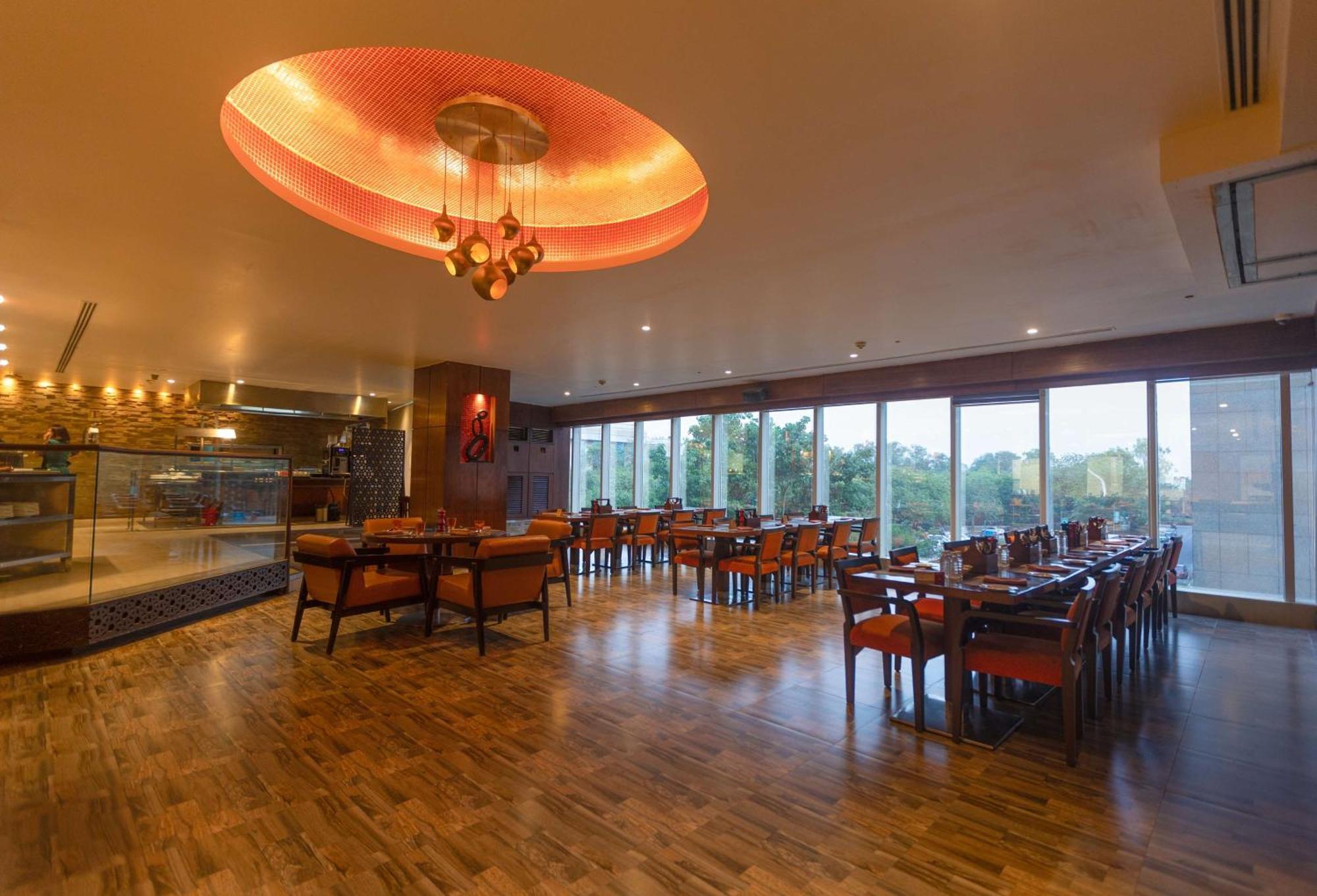 Hilton Garden Inn New Delhi/Saket Bagian luar foto