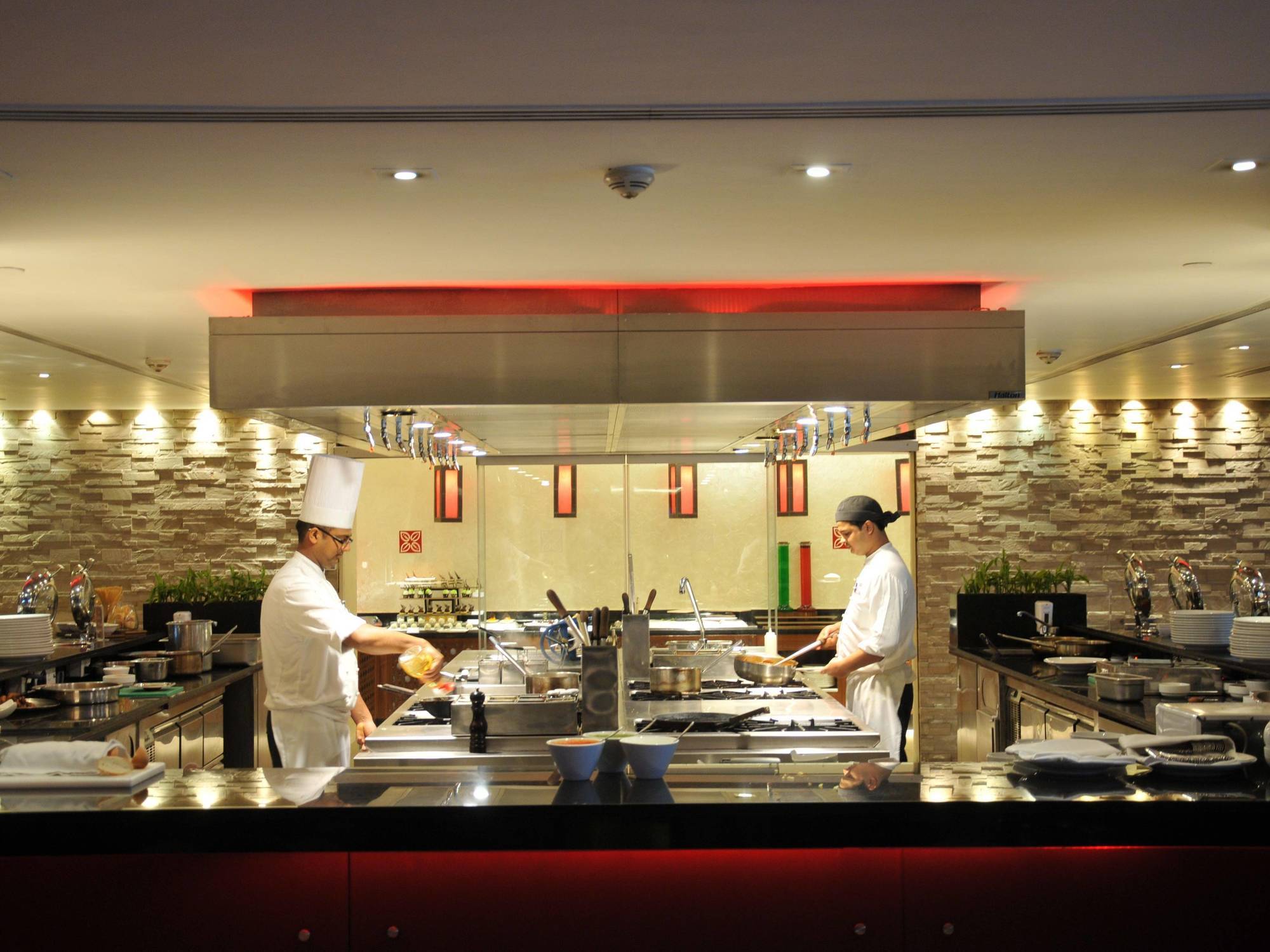 Hilton Garden Inn New Delhi/Saket Bagian luar foto