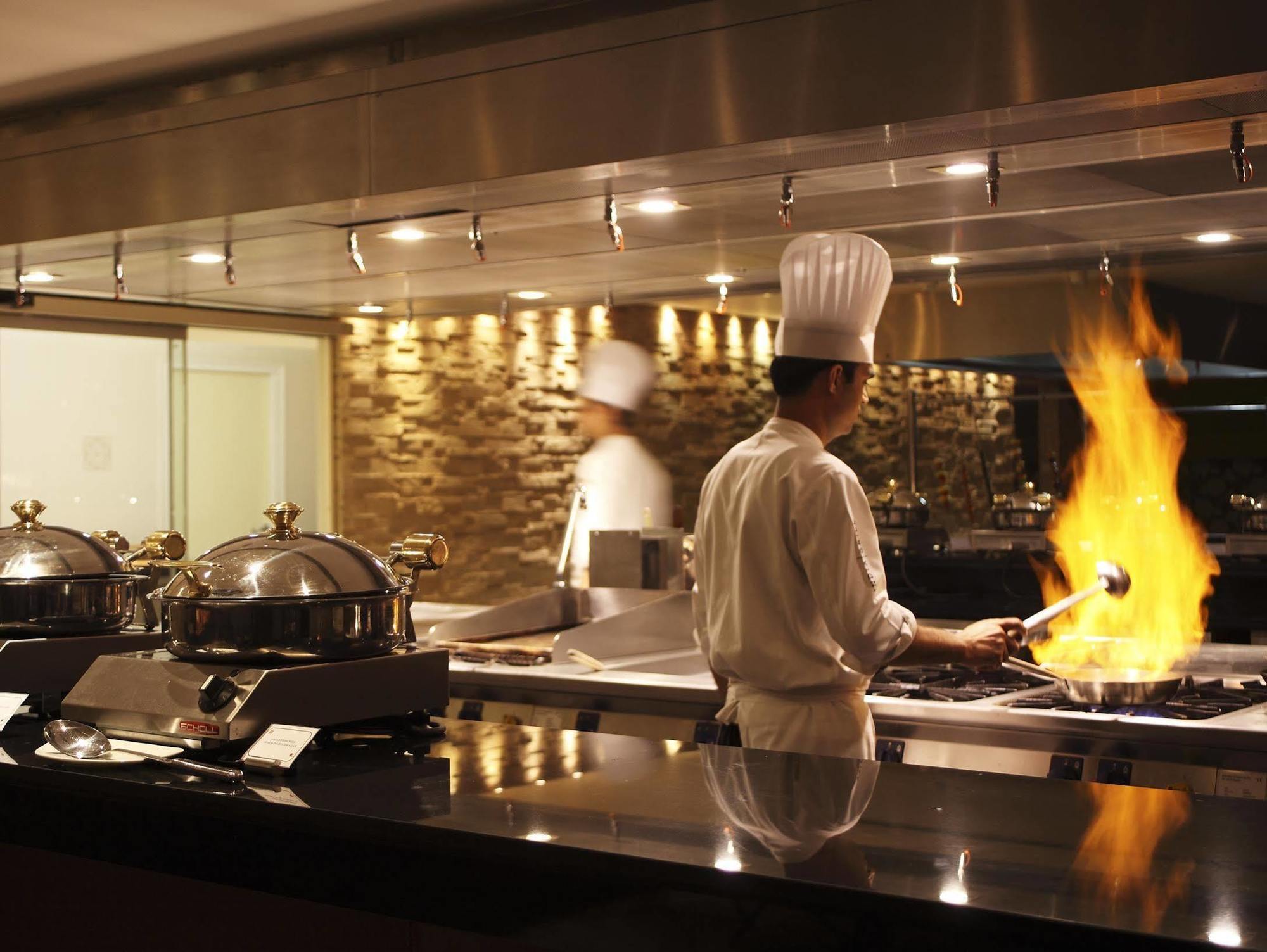 Hilton Garden Inn New Delhi/Saket Bagian luar foto