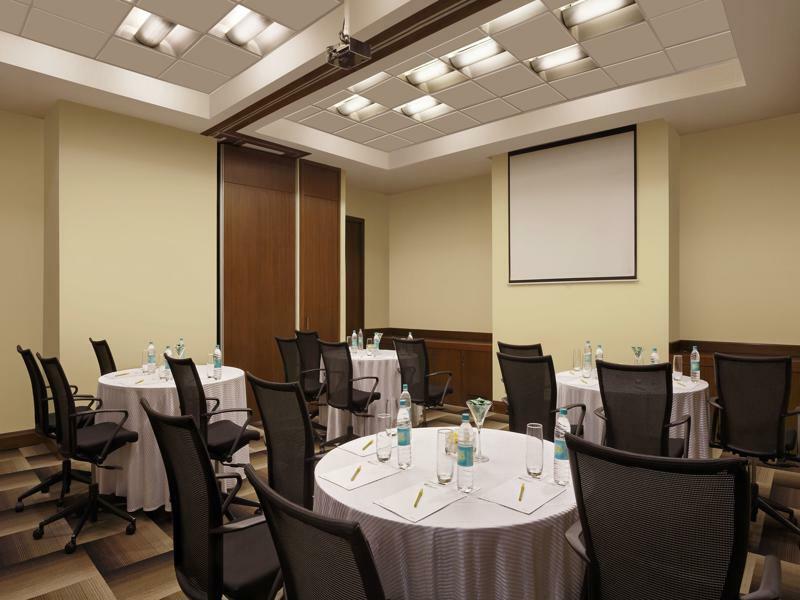 Hilton Garden Inn New Delhi/Saket Bagian luar foto